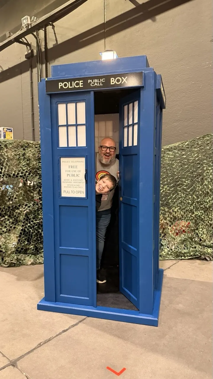 Verdi and Tygo peeking out of a TARDIS