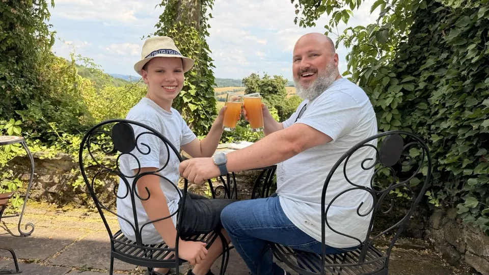 Verdi and Tygo raising their glasses outdoors